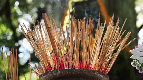 quemando varitas de incienso y humo a la luz del sol con el labio de la olla
