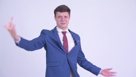 슈트 입은 잘생긴 젊은 사업가