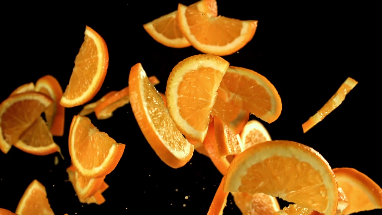 Frische Orangenscheiben fallen in Superzeitlupe.
