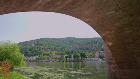 Heidelberg-Blick-Unter-Der-Karl-Theodor-Brücke,-Neckar,-Ein-Touristenboot-An-Einem-Sonnigen-Tag