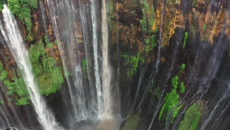 vista desde arriba, impresionantes imágenes aéreas de las cascadas de tumpak sewu coban sewu