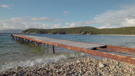 hermosa playa y muelle de madera
