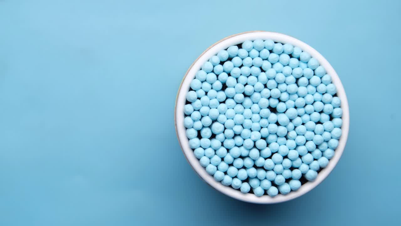 하 그에 있는 파란색 면화 스의 클로즈업