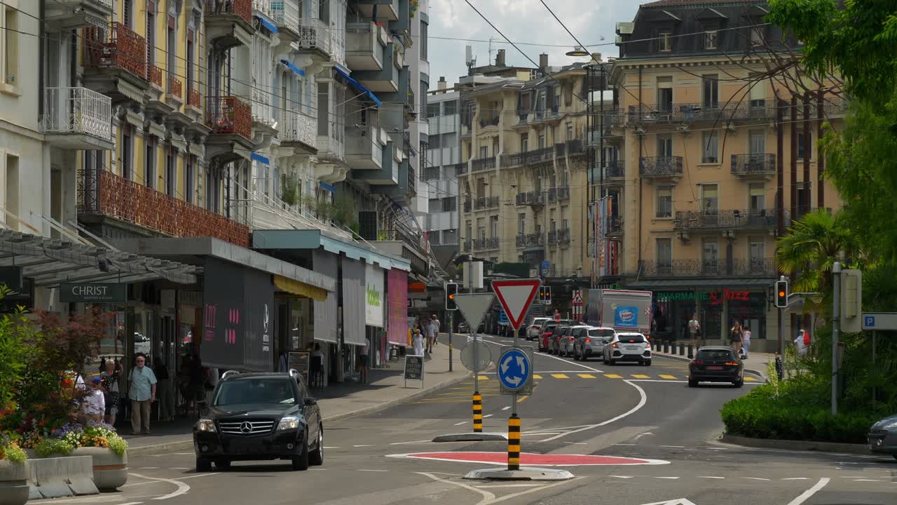 hora del día soleado centro de la ciudad de montreux famoso círculo de tráfico calle cámara lenta panorama 4k suiza