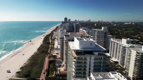 Drohnenvideo-Eines-Strahlend-Sonnigen-Tages-Am-Strand-Mit-Blick-Auf-Den-Strand-Und-Luxuriöse-Wohngebäude-Am-Meer