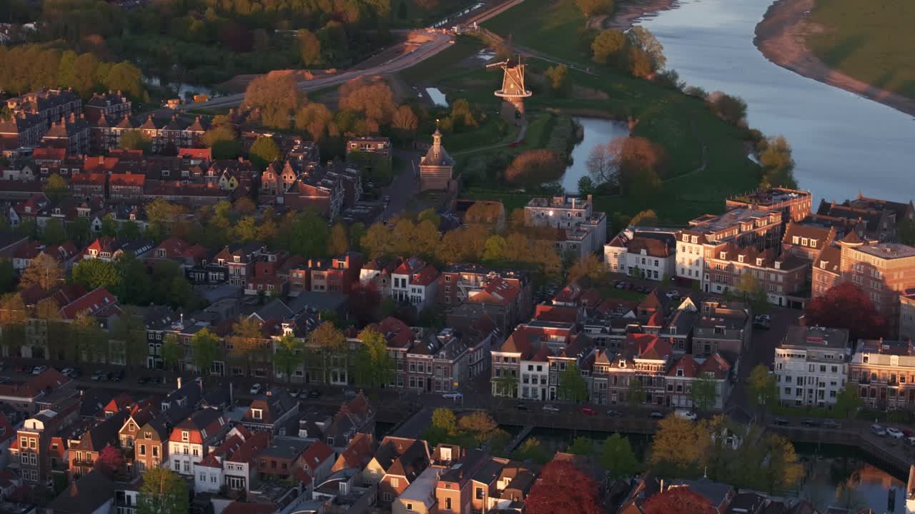 Blick aus der Vogelperspektive auf die Architektur am Gorinchem-Kanal, Niederlande