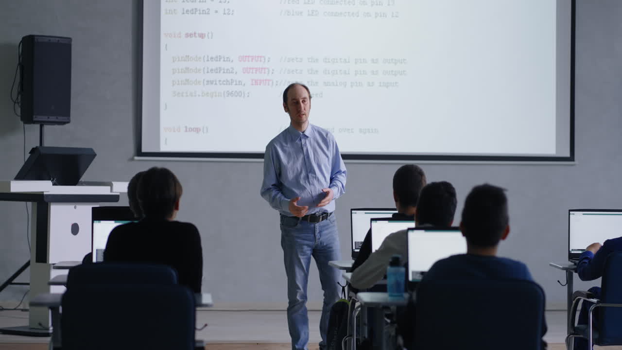 maestro que dirige una clase de ciencias de la computación