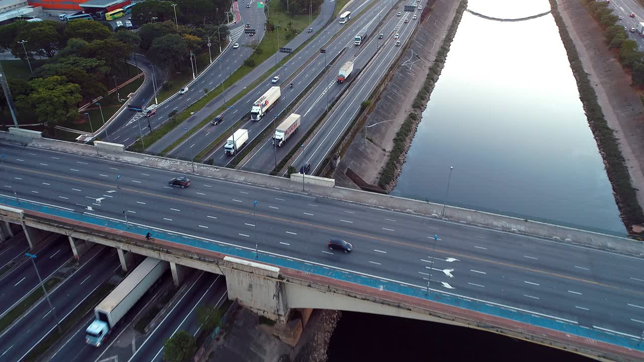 브라질 상파울로 시의 고속도로에서 자동차, 버스 및 트럭의 공중 풍경. 티에테의 강 풍경. 훌륭한 교통 장면. 환상적인 풍경. 고속도로, 교통, 속도.