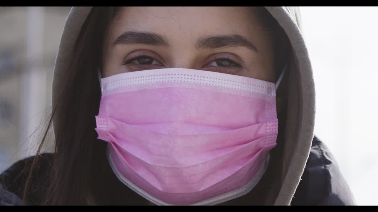 분홍색 마스크를 입은 여자