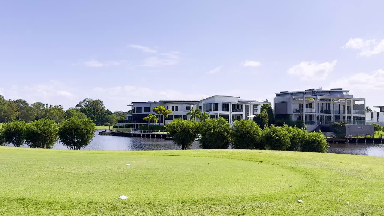 exuberante vegetación y casas frente al mar en gold coast