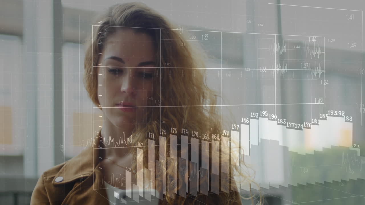 animación de diagramas y procesamiento de datos sobre mujer de negocios caucásica usando teléfono inteligente