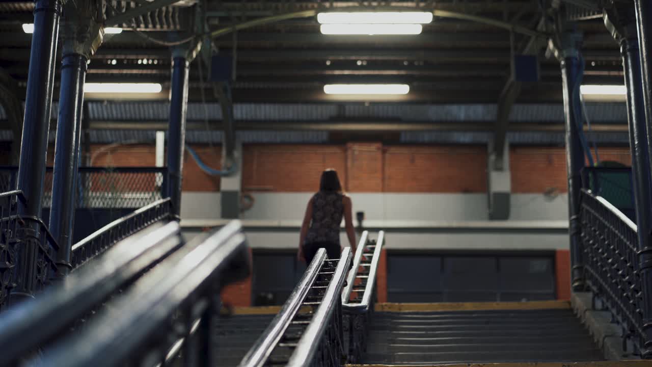저녁에 광선이 비추는 외부 계단