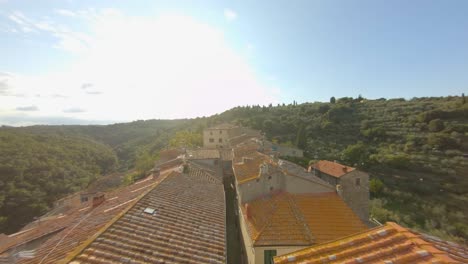 Antiguo-Pueblo-Típico-Italiano,-Ubicado-En-Las-Verdes-Colinas-De-La-Toscana