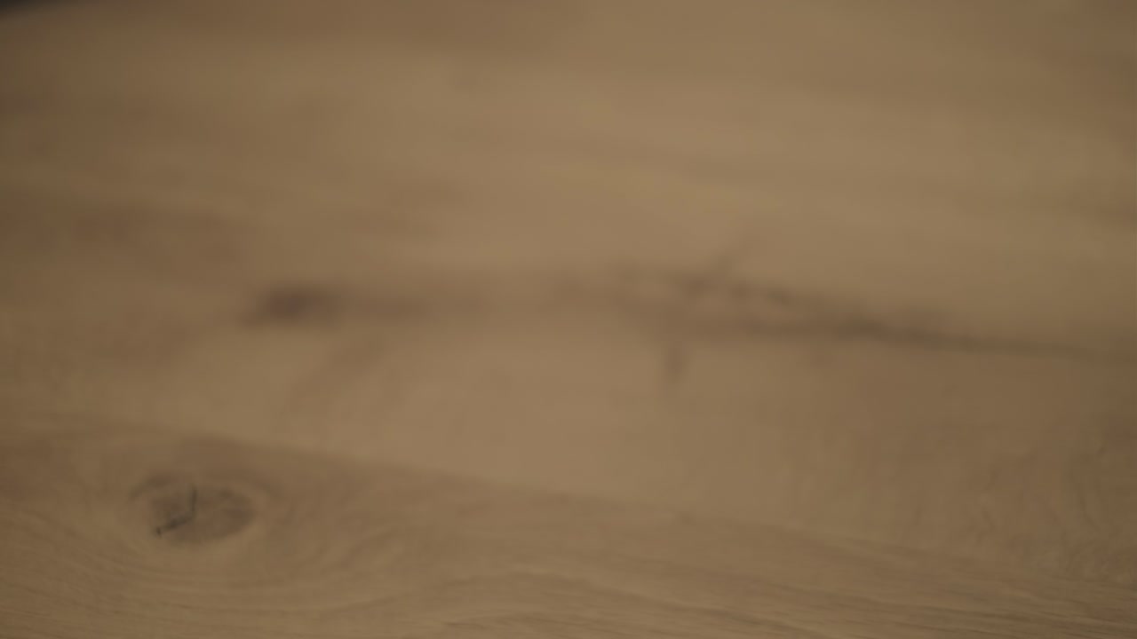 레트로 카메라 가방을 테이블에 넣는 4k 샷