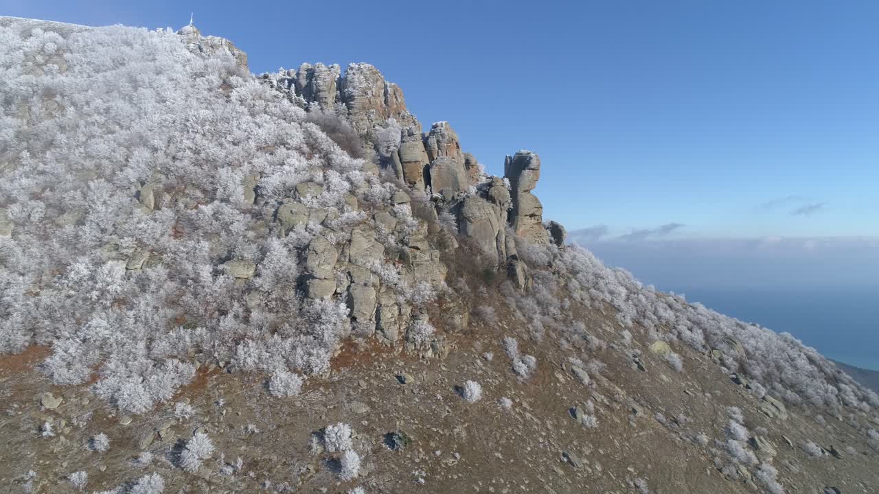 얼어붙은 산의 풍경