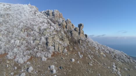paisaje montañoso congelado