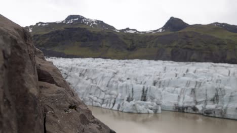 Islandia-Glaciar-Y-Roca-Con-Video-Panorámico-De-Izquierda-A-Derecha