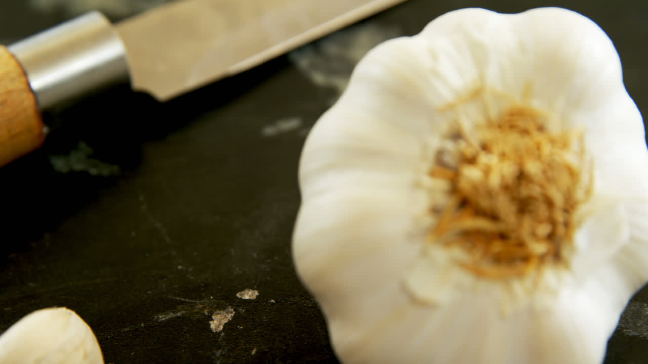 검은 바탕에 마늘 4k