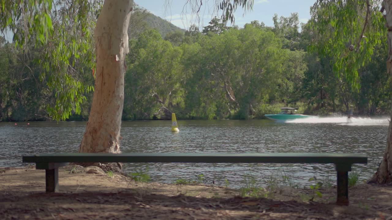 공원에서 강가 벤치