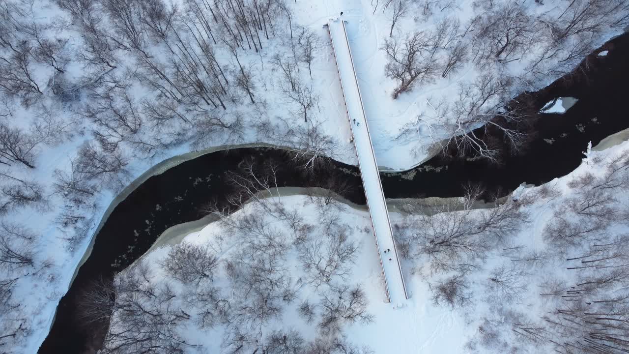 겨울에 다리 위를 걷는 사람들