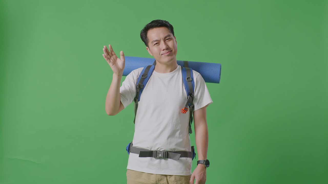 hombre con mochila agitando