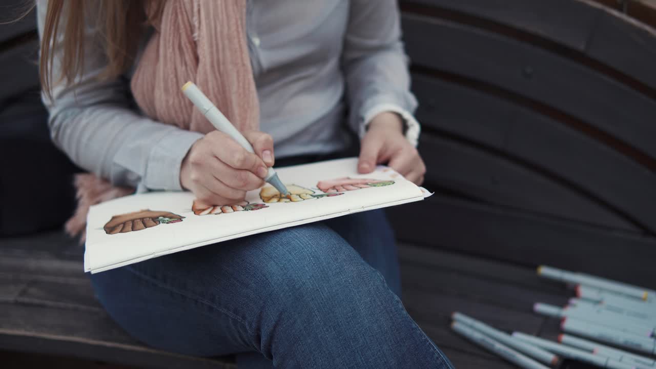 mujer dibujando pies al aire libre