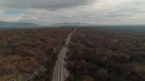 Toma-Aérea-De-Un-Tren-Clásico-Que-Va-A-Lo-Largo-De-Las-Vías-Del-Tren-En-El-Campo-Español