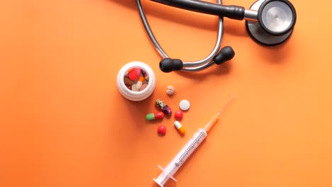 suministros médicos: estetoscopio, pastillas y jeringa