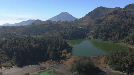 Drohnenaufnahmen-Der-Wunderschönen-Regentschaft-Dieng,-Indonesien