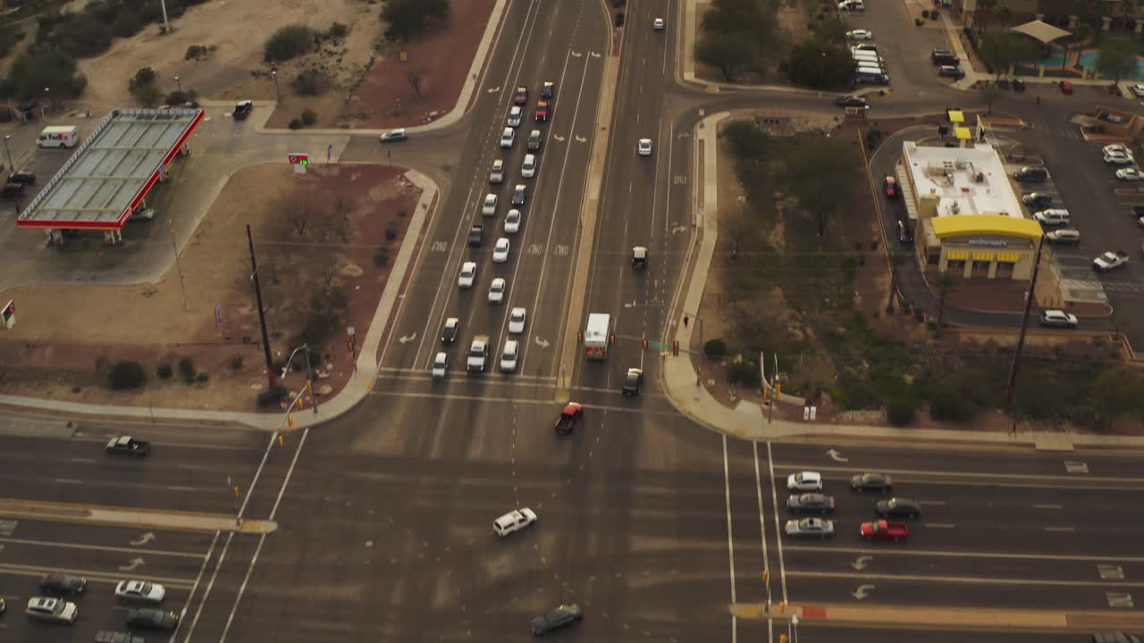 4k에서 일몰 동안 교통의 항공 보기