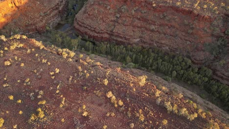 Dales-deep-Gorge-in-dry-season-at-sunset,-Karijini-National-Park-in-Western-Australia