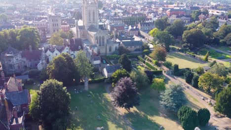 Ciudad-Aérea:-Catedral-Enterrada-De-St-Edmunds-Con-Piedra-De-Jardín,-Drone-Volando-Hacia-Adelante-Top-Shot