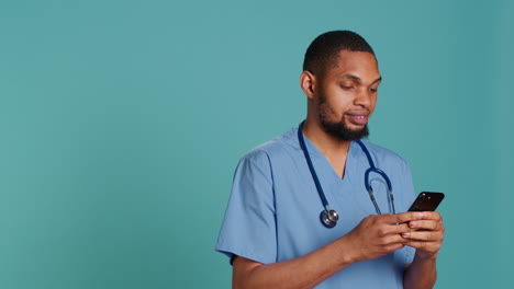 Healthcare-worker-using-smartphone-to-text-friends