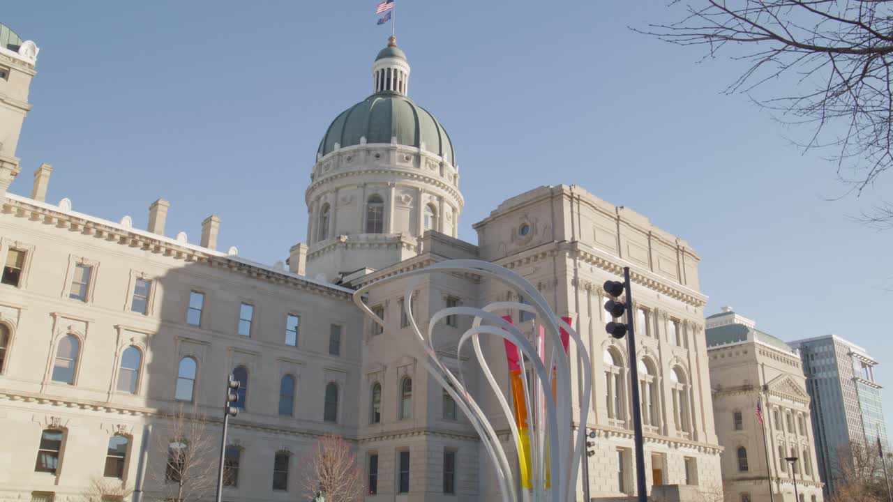 인디애나주 인디애날로스의 인디아나 주 의회 건물 밖에서 예술 작품과 비디오가 기울어져 있습니다.