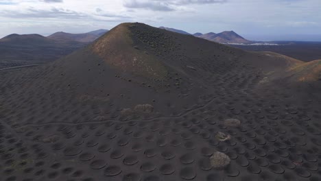 cráteres infinitos en el fondo del volcán