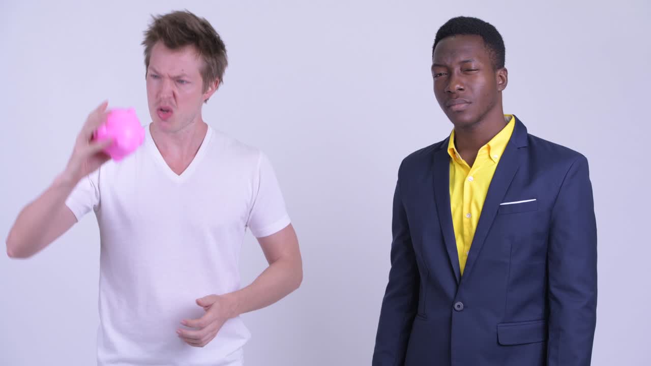 돼지 은행을 흔들고 있는 젊은 남자와 무언가를 설명하는 젊은 아프리카 사업가