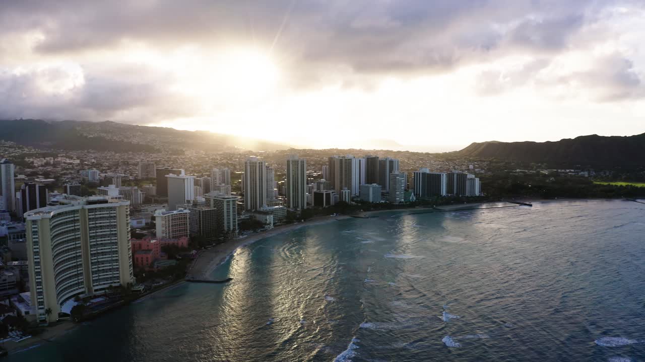 Ripresa con drone del litorale di Waikiki Beach costellato di grattacieli.