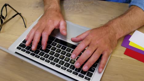 Geschäftsführer-Arbeitet-Am-Laptop