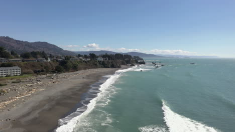 Scenic-View-Of-Turquoise-Aqua-Colored-Ocean-With-Waves-Washing-Shore-In-Brookings,-Oregon---aerial-drone-shot