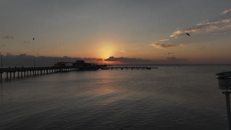 Muelle-De-Fairhope-Al-Atardecer-Vista-De-Drones