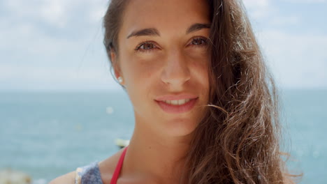 mujer feliz en la playa