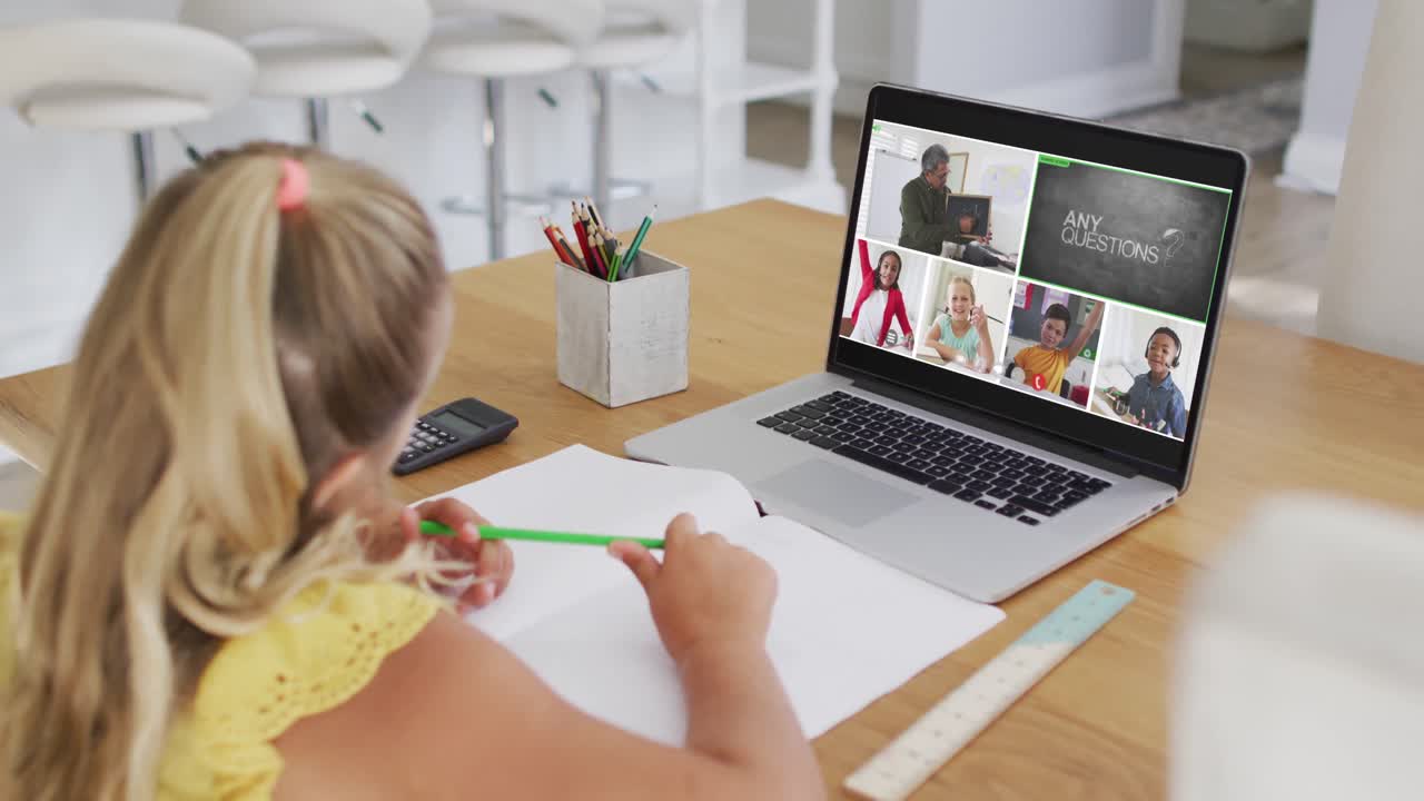 composición de una niña que usa una computadora portátil para una lección en línea en casa, con un maestro y una clase diversos en la pantalla