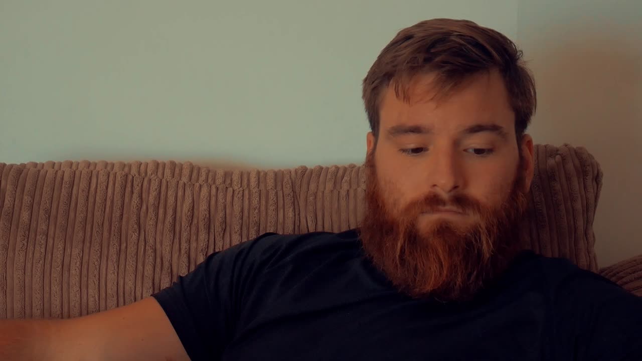 hombre deprimido en cámara lenta