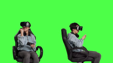 Mujer-Ganando-Videojuegos-En-Línea-Con-Casco-De-Realidad-Virtual-Y-Teléfono-Inteligente