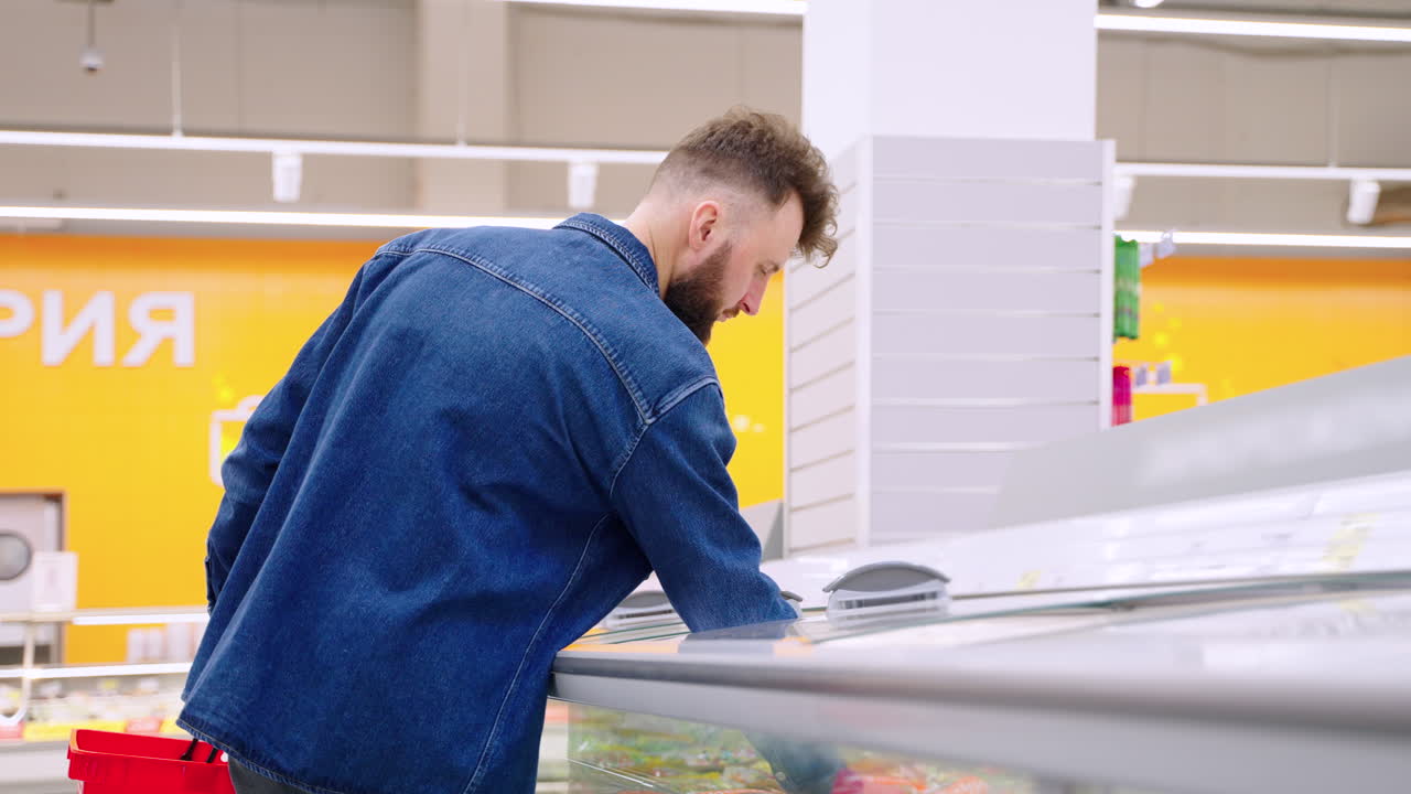 Uomo che acquista surgelati in un supermercato