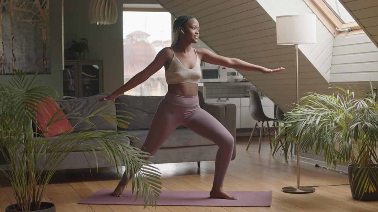 mujer afroamericana practicando yoga en casa