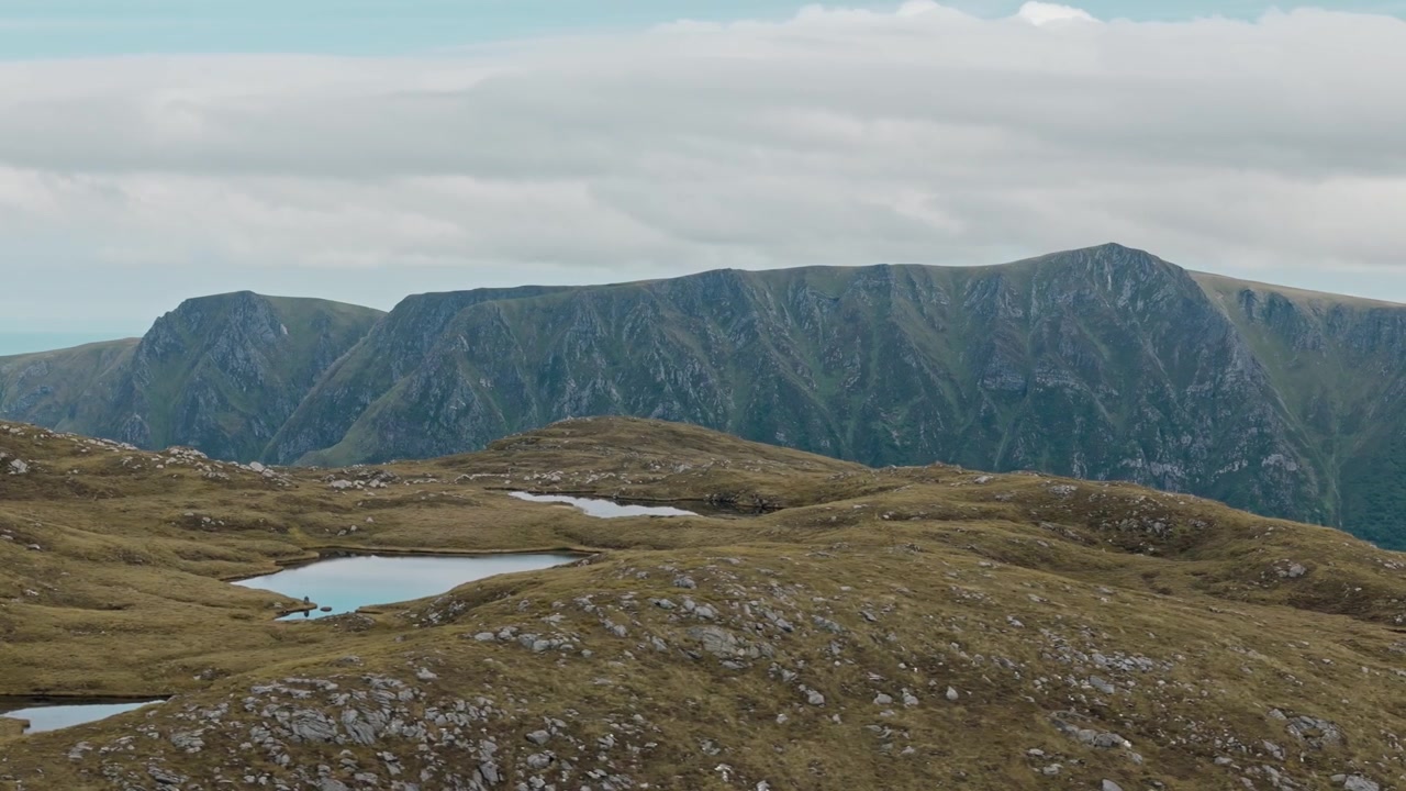 Piccoli laghi e montagne dei fiordi della Norvegia, vista aerea