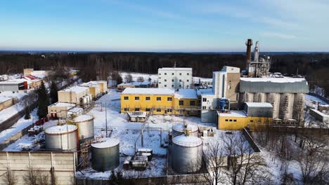 un vistazo a la historia, una fábrica de vodka abandonada desde arriba