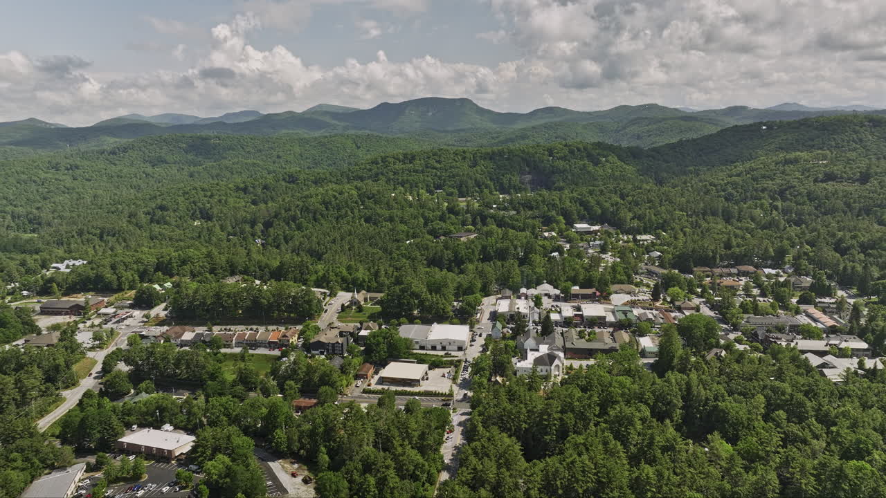 highlands north carolina aerial v18 drone sobrevuela el pintoresco vecindario hacia el centro de la ciudad capturando el hermoso paisaje de exuberantes montañas onduladas en verano - filmado con mavic 3 cine - julio 2022