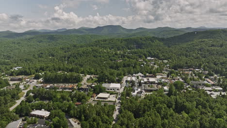 highlands north carolina aerial v18 drone sobrevoa o bairro pitoresco em direção ao centro da cidade capturando uma bela paisagem de montanhas exuberantes no verão - filmado com mavic 3 cine - julho 2022